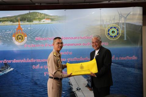 ศูนย์ความเป็นเลิศด้านพลังงานทดแทนและอนุรักษ์พลังงาน และคณะวิศวกรรมศาสตร์และเทคโนโลยี มหาวิทยาลัยเทคโนโลยีราชมงคลศรีวิชัย ลงนามความร่วมมือด้านวิชาการ ด้านพลังงานทดแทนและอนุรักษ์พลังงาน กับฐานทัพเรือพังงา ทัพเรือภาคที่ 3 กองทัพเรือ image 4