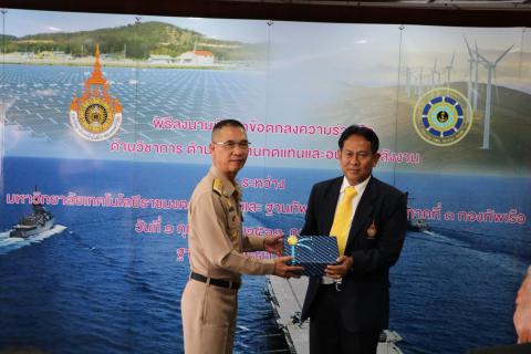 ศูนย์ความเป็นเลิศด้านพลังงานทดแทนและอนุรักษ์พลังงาน และคณะวิศวกรรมศาสตร์และเทคโนโลยี มหาวิทยาลัยเทคโนโลยีราชมงคลศรีวิชัย ลงนามความร่วมมือด้านวิชาการ ด้านพลังงานทดแทนและอนุรักษ์พลังงาน กับฐานทัพเรือพังงา ทัพเรือภาคที่ 3 กองทัพเรือ image 3
