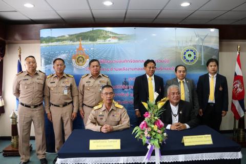 ศูนย์ความเป็นเลิศด้านพลังงานทดแทนและอนุรักษ์พลังงาน และคณะวิศวกรรมศาสตร์และเทคโนโลยี มหาวิทยาลัยเทคโนโลยีราชมงคลศรีวิชัย ลงนามความร่วมมือด้านวิชาการ ด้านพลังงานทดแทนและอนุรักษ์พลังงาน กับฐานทัพเรือพังงา ทัพเรือภาคที่ 3 กองทัพเรือ image 8